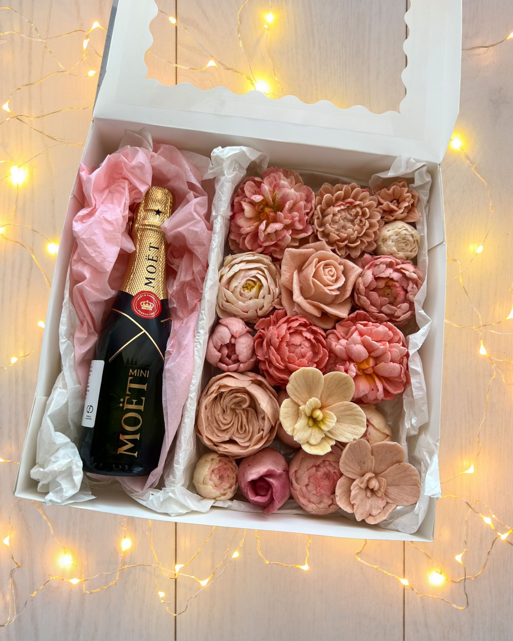 Moët Rosé Celebration Box cu flori din bezea și șampanie